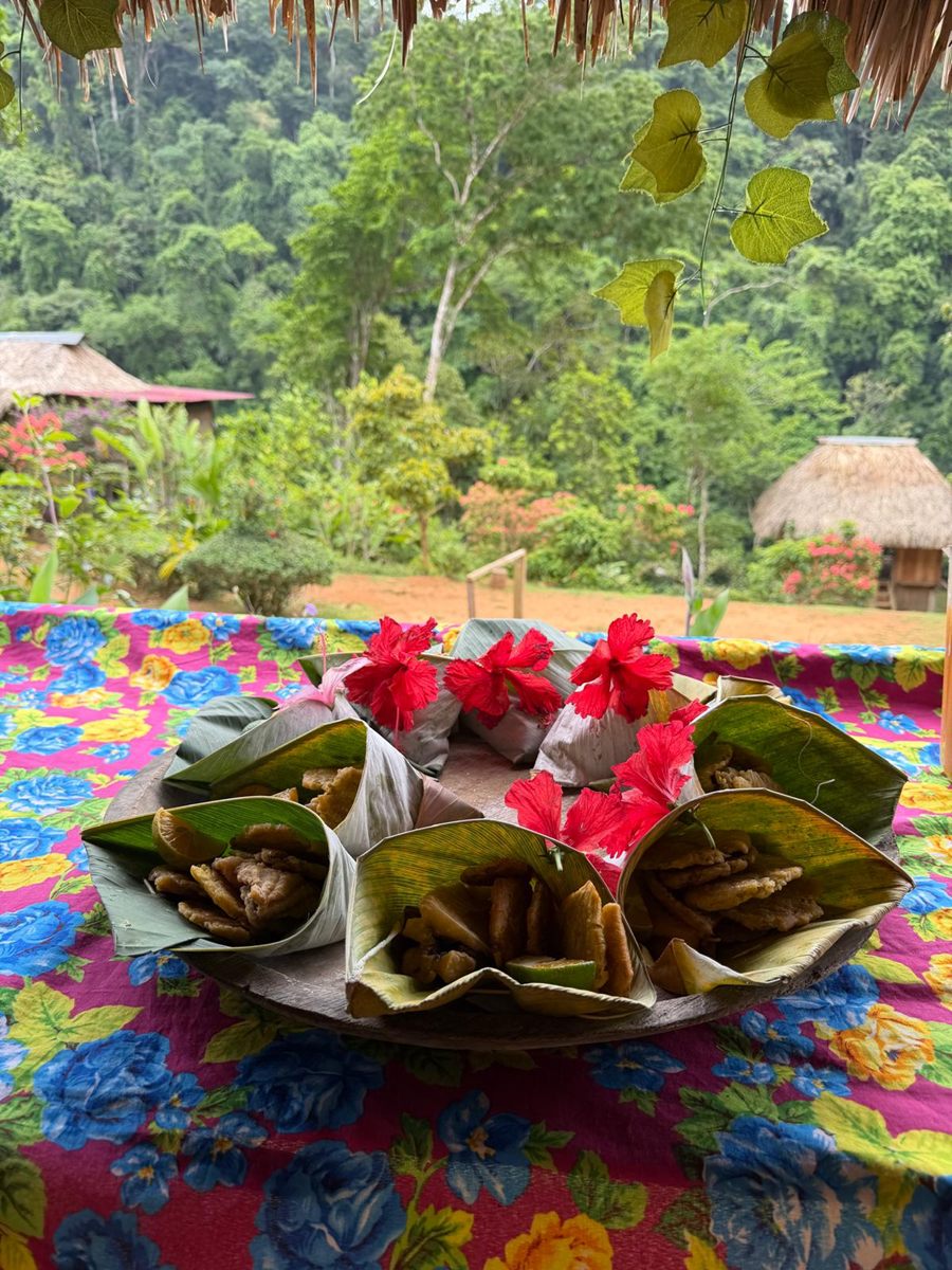 Traditional Emberá dishes on a platter with hibiscus flowers